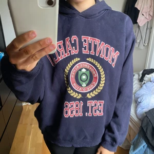 Collegehoddie - Blå collegehoddie med tryck i storlek s, fint skick 