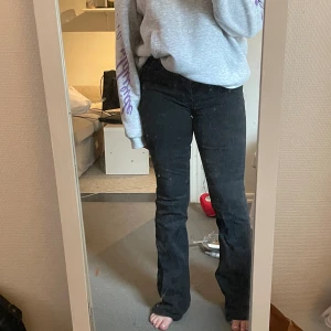 utsvängda jeans - utsvängda jeans i nyskick!!