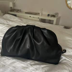 SVART VÄSKA I NYSKICK🪷 Lite större handväska i skinnimitation perfekt för festligare tillfällen🪩