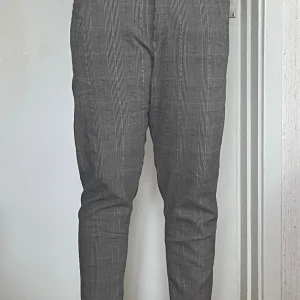 Säljer rutiga kostymbyxor  - Säljer rutiga kostymbyxor.