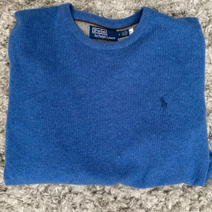 Ralph lauren crewneck - Säljer denna riktigt feta Ralph lauren tröjan i nyskick - köptes ny och har inte kommit till användning - hör av dig vid funderingar!