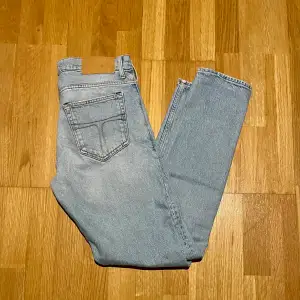 Ett par riktigt snygga tiger of Sweden jeans i ny skick, inga defekter. Storlek W29 L32 i modellen pistolero som sitter Slim/straight. Nypris runt 1600 mitt pris 399, pris kan diskuteras. Fler Jeans i profilen!