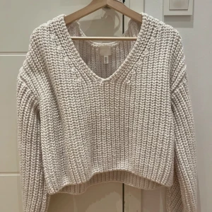 Vitt stickad tröja  - Andvänd fåtal gånger , san i storlek 