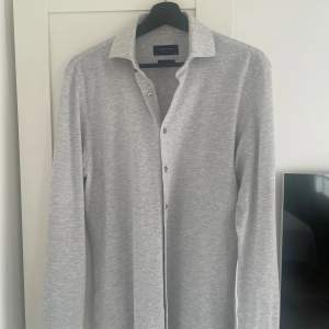 Halloj! Säljer min skitsnygga skjorta från profuomo som är helt perfekt nu till sommaren! Den är knappt använd och i jättefint skick. Den är grå och i modellen knitted. Priset är flexibelt!
