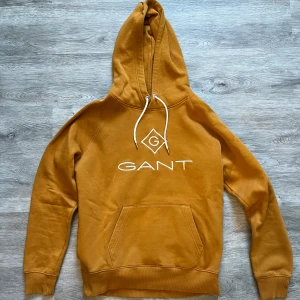 Gant-hoodie  - Säljer nu min gant tröja då jag har växt ur den.   Large - något liten i storlek, är snarare en medium  Nyskick - en gång använd  