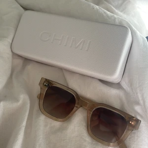 Chimi solglasögon  - Säljer mina fina chimi solglasögon i modell 04. De är i bra skick, ingen skada. Priset kan diskuteras 