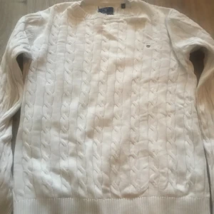 Gant tröja - Tröjan är i mycket bra skick förutom att lappen i tröjan har lossnat halvt se bild 2. Fler bilder kan skickas