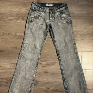 vintage jeans - Jätte coola jeans med snygga detaljer som jag köpte second hand men säljer då jag inte helt gillar grunde satt på mig. De är lågmidjade och utsvänga och i väldigt fint skick! Är öppen för byten.