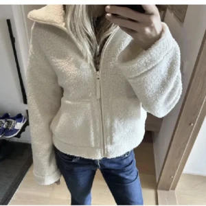 Teddy jacka - Väldigt populär beige teddy jacka, jättefint skick🫶🏼