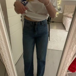 Blåa jeans  - Blåa jeans från kappahl.  Storlek 34.  Jag är 160 cm lång. 