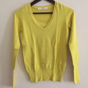 Zara knit tröja  - Gul knit tröja från Zara. Som ny, fin skick, knappt använd. Jättebekväm material. Slutsåld överallt. Köpte för 349kr, säljer för endast 50kr.