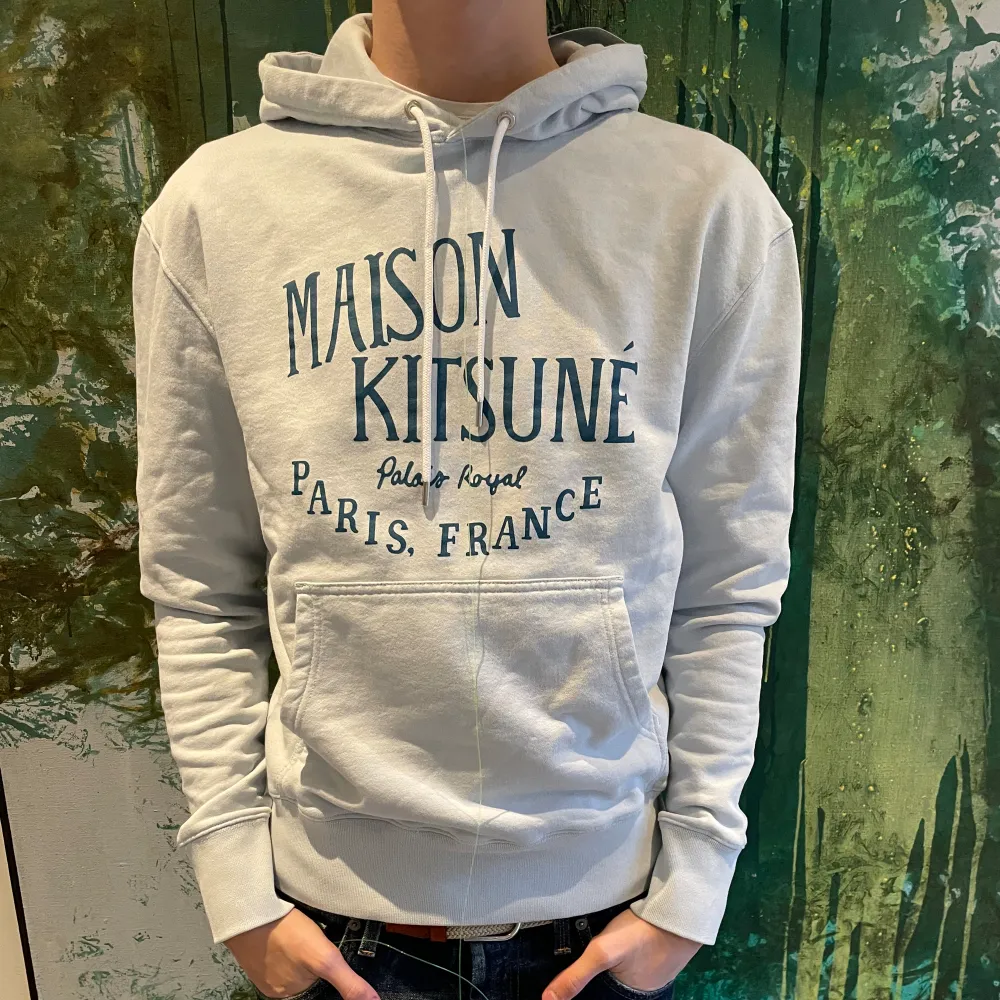 Sprillans ny Maison Kitsuné hoodie, tags kvar och allt. . Hoodies.