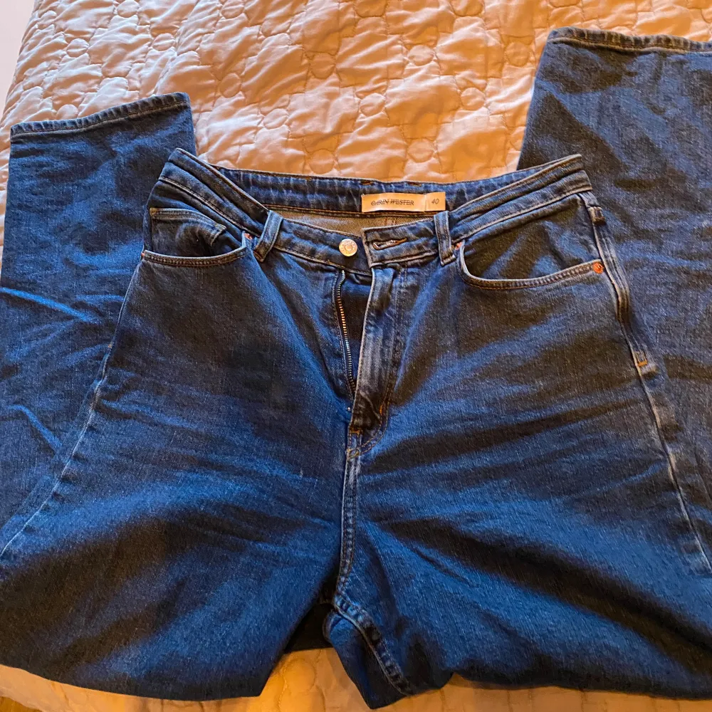 Helt nya Carin Wester jeans.  Storlek 40/M Kortare modell som slutar vid ankel  Supersköna och stretchiga!   Nypris 1200kr  Helt rökfritt och djurfritt hem. . Jeans & Byxor.