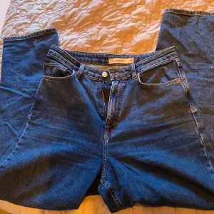 Helt nya Carin Wester jeans.  Storlek 40/M Kortare modell som slutar vid ankel  Supersköna och stretchiga!   Nypris 1200kr  Helt rökfritt och djurfritt hem. 
