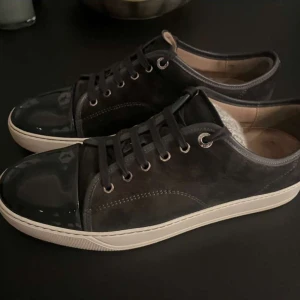 Lanvin - Säljer mina lanvin skor som är i storlek 9 som motsvarar 43/44. Skorna är i ett väldigt fint skick förutom deffekten på ena baksidan av skon se andra bilden! Cond 9/10 annars! Box, kvitto,dustbag medföljes! Nypris 4600kr (sällsynta) mitt pris är 2600kr😀