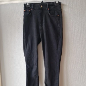 Högmidjade svarta jeans - Högmidjade svarta jeans - Zara 🖤  Storlek M, stretchiga utan anmärkningar! 