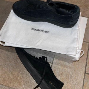 Common project skor  - Säljer mina Common Projects sneakers i svart mocka. Knappt använda och är näst intill nyskick! Nypris ligger på ca 3700. Låda och skopåse fås med. Storleken är 40 men passar även 41. Hör gärna av dig vid frågor och funderingar!