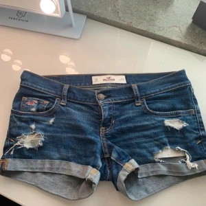 Hollister lågmidjade shorts - Otroligt snygga lågmidjade jeans shorts i bra skick men säljer då dom är för små.