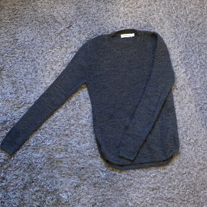 Glittrig tröja  - Stickad tröja med silvrigt glitter från Carin Wester. 