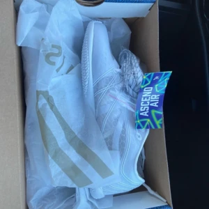 Vita cheer skor - Säljer ett par sprillans nya vita cheerleading skor från varsity! Skorna är endast testade en gång och kostade 1300 kr nya. Därav är mitt pris 1000 kr.  Storleken i skorna är 7, vilket motsvarar 37,5/38 i vanlig storlek. Box medkommer!