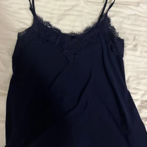 Mörkblå strap linne  - Precis som ny, inga skador, köpt från new yorker för 150kr, storlek S