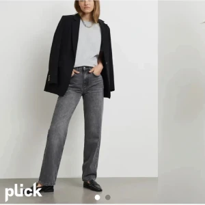 90’s highwaist jeans - Säljer mina jenas från gina tricot då de ej kommer till användning. De är storlek 32 men passar även 34💕 hör av er vid fler frågor