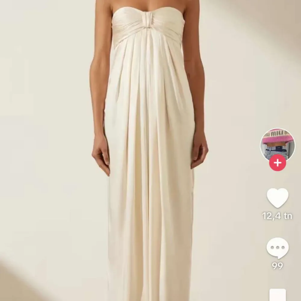 Säljer min fina shona joy klänning som är helt ny!! den är i strl 4 och passade inte på mig då den var för liten🥰 Så har tyvärr inga bilder med den på, säljer för 2900 då jag betalade 4000 för allting eftersom att tullen kostade 1000kr❤️ . Klänningar.