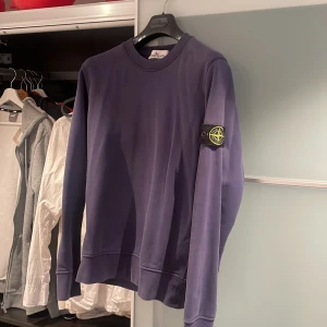 Stone Island Tröja - Jag säljer nu min stone island tröja eftersom den inte används särkilt mycket. Köpte den för något år sedan på NK och är i bra skick. Ny pris är 2800kr. Priset är ej hugget i sten och kan diskuteras vid snabb och smidig affär.