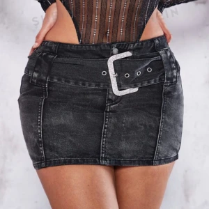 Kjol med glittrigt skärp - En skit snygg kjol med ett glittrigt skärp. Helt oanvänt med prislapp kvar i storlek L. Men är väldigt liten i storlek och passar en M/S. Perfekt till i sommar som går att klä upp och ner!😍  