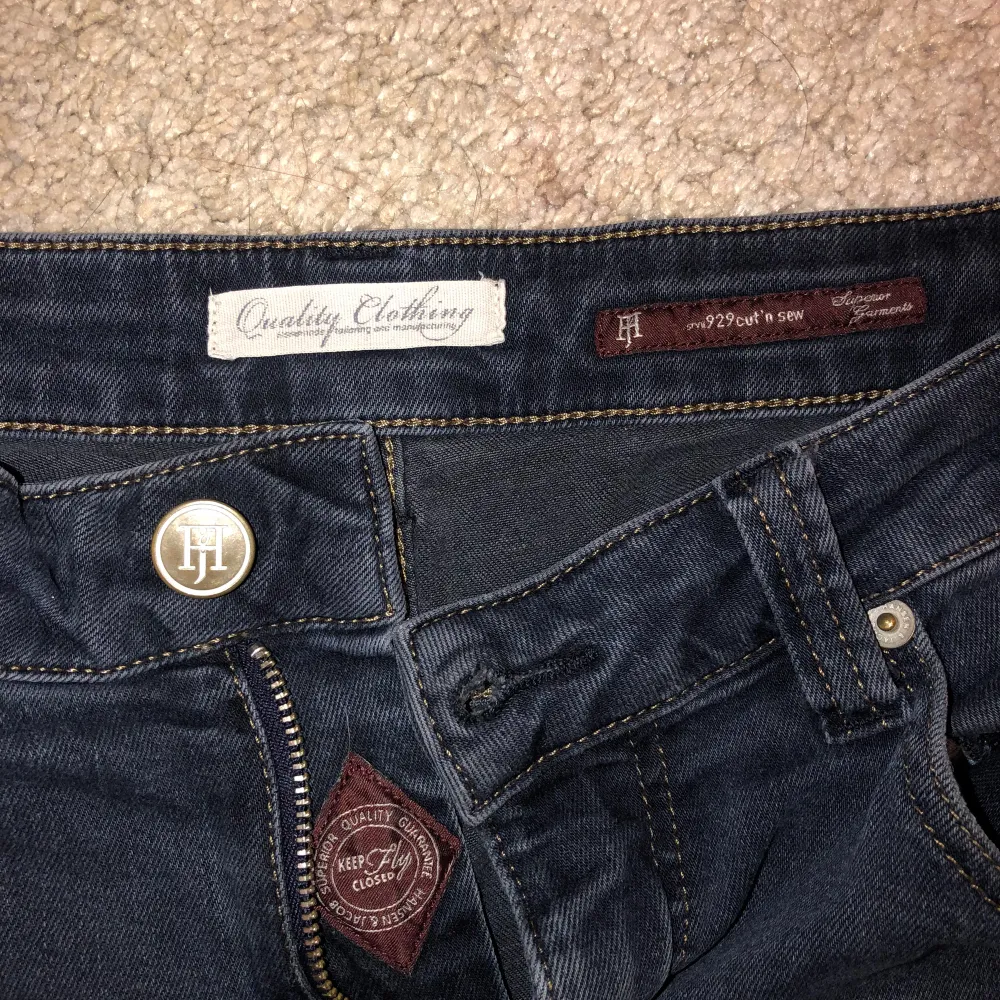 Jag säljer blåa Hansen & Jacob jeans. Modell 929 cut`n sew. Tight fit och regular waist.. Jeans & Byxor.