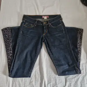 Lågmidjade mörkblåa jeans som jag sytt om till bootcut med ett mörkt leopardtyg. (på symaskin)  Jeansen har storlek w26 passar även S. Midjemått: 76cm Innerbenslängd: 81cm  Skriv vid funderingar 😊💗