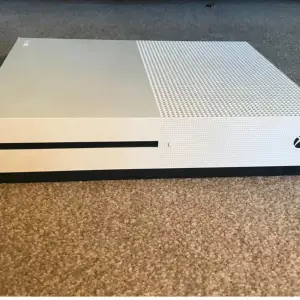 Xbox one i använt skick.  Kommer med en grå kontroll med små defekter.  1500+ frakt, Snabbaffär 1250+ frakt  Förhandlingsbart