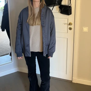 Hm Bomberjacka - Säljer denna väldigt eftertraktade bomberjacka från Hm i Stl S, inga defekter och i fint skick!!!! Helt slutsåld❤️❤️❤️