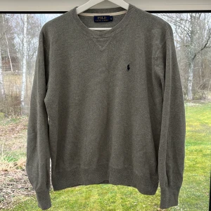 Ralph Lauren sweatshirt  - En snygg polo tröja i väldigt fint skick 9/10. Storlek S