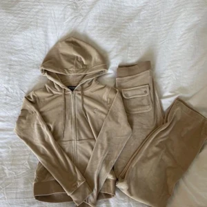 Juicy Couture - Säljer mitt set från Juicy Couture i nyskick. Båda delarna är i storlek xs.