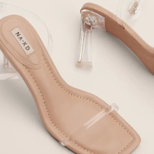 NA-KD skor - Stilrena klackar från nakd. Passar till alla sommarens outfits och utekvällar. Nypris: 499kr 💌🐚 öppen för prisförslag 