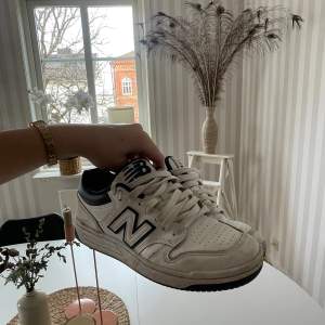 Säljer mina newbalance BB480, pågrund av att dom e för små, köpte dom i sommras men knappt använda då jag får ont när jag går i dom.