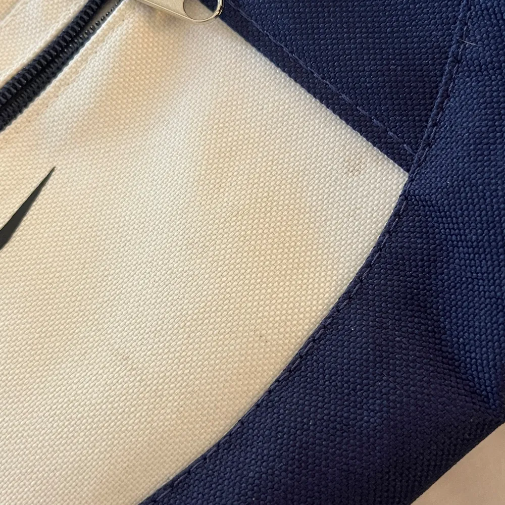As cool blå/vit liten vintage väska från 90-talet❤️ 4 mindre fickor, en på utsidan❤️små fläckar på framsidan som syns i sista bilden men inga större anmärkningar❤️. Väskor.