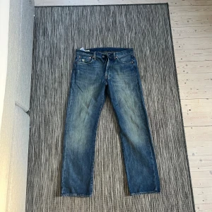 Levis 501 - Ett par i princip helt nya Levis 501. Använda kanske 3-4 gånger och säljer då jag snabbt insåg att 501or inte var min typ av jeans riktigt :/ Säljer för ett dunder pris på 700kr + frakt 🙏🏼