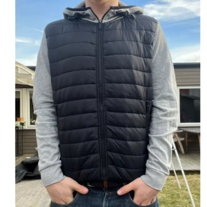 Cardigan - Säljer denna riktigt feta cardigan med luva som är perfekt nu i vår. Den är i fint skick. Storlek M sitter som S. Skriv vid minsta intresse så löser vi en deal, PRIS GÅR ATT DISKUTERA 😀Mvh Stiloo Closet