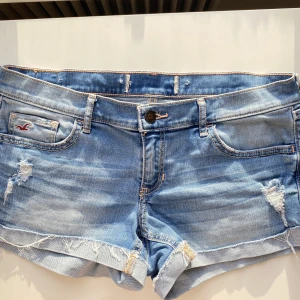 Lågmidjade shorts - Supersnygga Lågmidjade shorts från Hollister, storlek 9, så motsvarar ungefär M, rakt över midjan är det 42cm och från grenen o upp är det 17cm💕 Super bra skick 