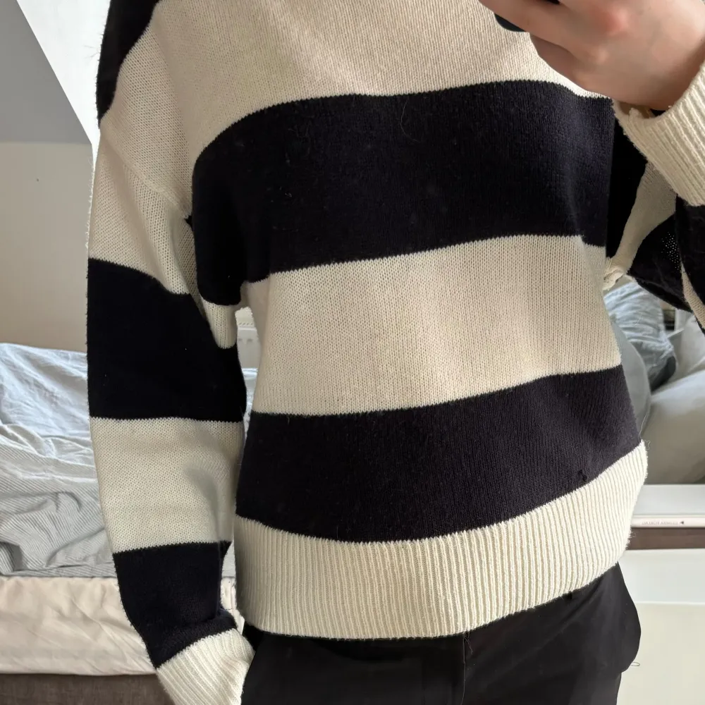 Säljer denna mysiga stickade tröjan från H&M då den inte kommer till användning Modellen på tröjan är oversized men jag ville ha en bättre passform därför är den i så liten storlek. Den är mörkblå/vit randig Storleken är XXS. Tröjor & Koftor.