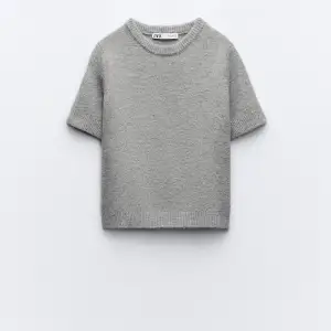 Säljer denna supersnygga stickade kortärmade tröjan från Zara! Knappt använd!! Är i storlek L men passar allt från S-L beroende på hur man vill att den ska sitta 🤗