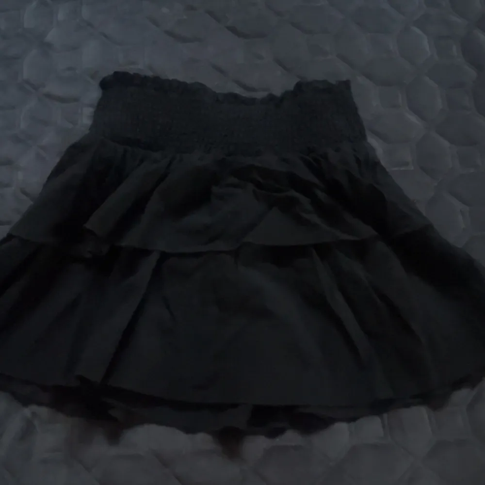 En svart fin kjol från Shein! Storlek S. Använd 2ggr😊🌸. Kjolar.