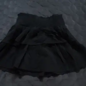En svart fin kjol från Shein! Storlek S. Använd 2ggr😊🌸