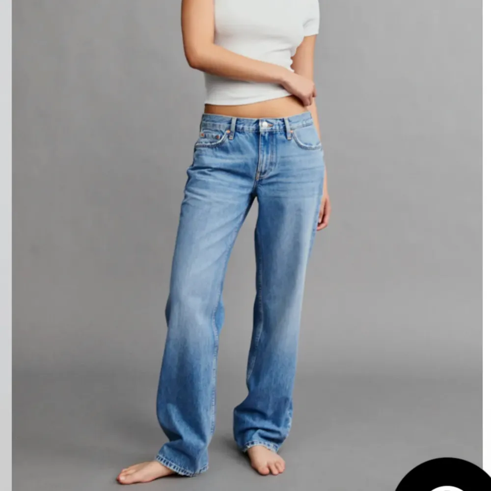 Säljer dessa jeans från Gina Tricot eftersom de inte längre passar och därför inte kommer till användning. De är i modellen ”low straight” och färgen ”mid blue”. De är sparsamt använda💓  Midja: 37 cm rakt över, Innerbenslängd: 77 cm. Jeans & Byxor.