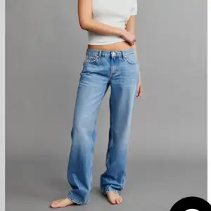Säljer dessa jeans från Gina Tricot eftersom de inte längre passar och därför inte kommer till användning. De är i modellen ”low straight” och färgen ”mid blue”. De är sparsamt använda💓  Midja: 37 cm rakt över, Innerbenslängd: 77 cm