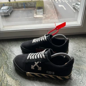 Off-white vulc skor - OFF-WHITE vulc low | Köpta för 4000kr på StockX 4 år sedan | Ingår tyvärr inget OG | Fraktar på köparens bekostnad | inga byten | Hör av dig vid fragor! Pris ej hugget i sten | Lite slitningar som enkelt kan fixas hos skomakare🙏