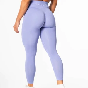 Träningsbyxor  - Säljer dessa as fina tröningstights från relode, dom är nästan aldrig andvända så i nyskick om man bortser från att det finns en liten rispa i rumpan,därav priset. men ingenting man tänker jätte mycket på. Skriv privat om ni vill se bild på det. 