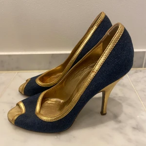 D&G heels  - Använda vintage klackar i jeans material. Skriv för frågor eller funderingar🥰
